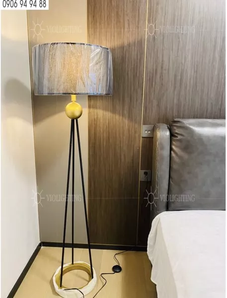 Đèn Cây Hiện Đại, Chụp Vải Đen, Thân Kim Loại Dc-208