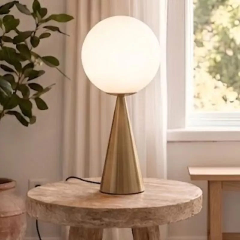 Đèn bàn thiết kế quả cầu thủy tinh đục DB-328
