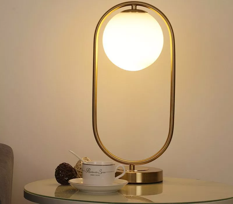Đèn Bàn Chao Thủy Tinh Trắng, Thân Kim Loại Si Vàng-Đồng Db-329