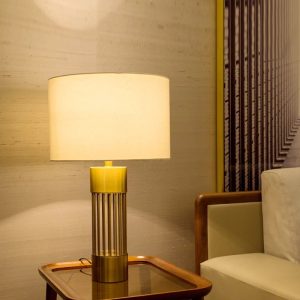 Đèn bàn chao vải, thân kim loại si cao cấp DB-348