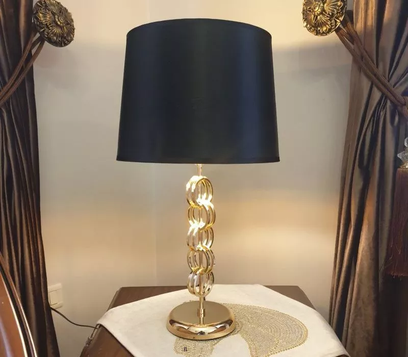 Đèn Bàn Chụp Vải Đen, Thân Kim Loại Uốn Nghệ Thuật Db-389