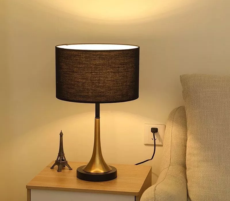 Đèn Bàn Chụp Vải Đen, Thân Kim Loại Si Vàng-Đồng Db-325 - Hình Ảnh 3