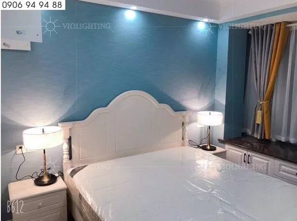 Đèn Bàn Chụp Vải Trắng, Thân Kim Loại Si Vàng-Đồng Db-326