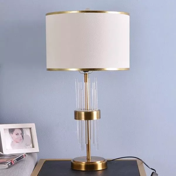 Đèn Bàn Chao Vải Thân Kim Loại Phối Thủy Tinh Nghệ Thuật Db-357