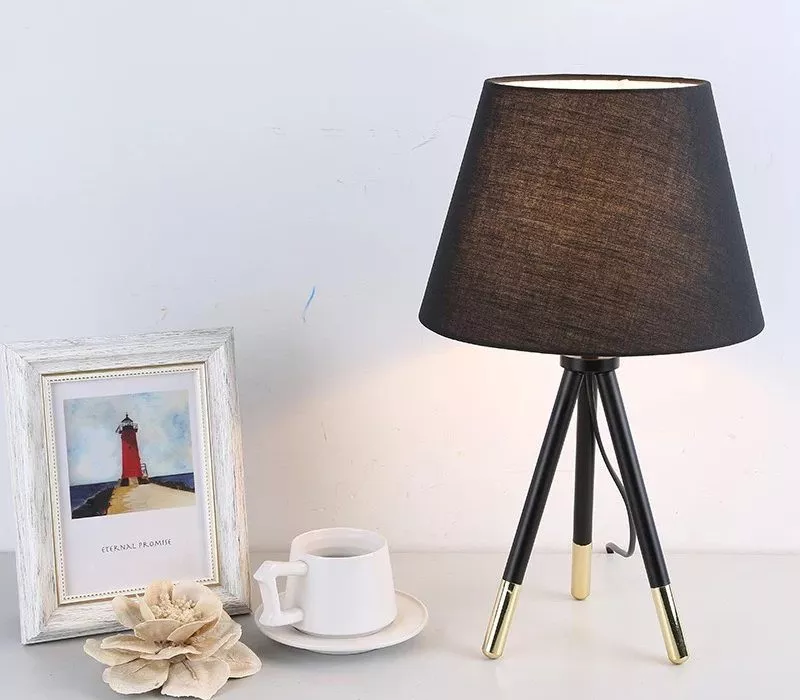 Đèn Bàn Chao Vải, Chân Kim Loại Thiết Kế Hiện Đại Db-680