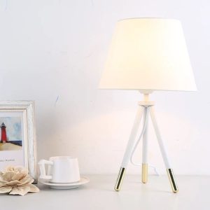 Đèn bàn chao vải, chân kim loại thiết kế hiện đại DB-680